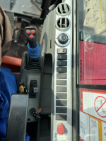 Мини-экскаватор QUADTRAC E60W (6 т, кабина, А/С, квикаплер, поворотная стрела, траншейный ковш) HV Market