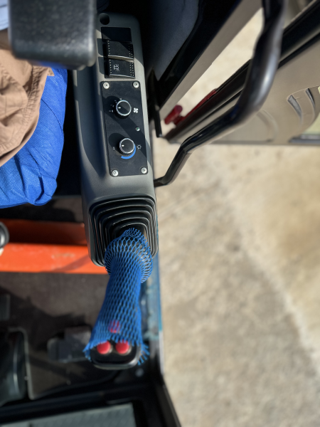 Мини-экскаватор QUADTRAC E60W (6 т, кабина, А/С, квикаплер, поворотная стрела, траншейный ковш) HV Market